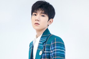 九游体育-“高新体育中心羽毛球：快速反应与精准击球的完美展示”