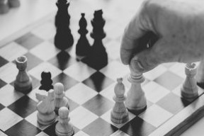 九游娱乐网站-教练团队战术调整助力比赛胜利，教练布置战术