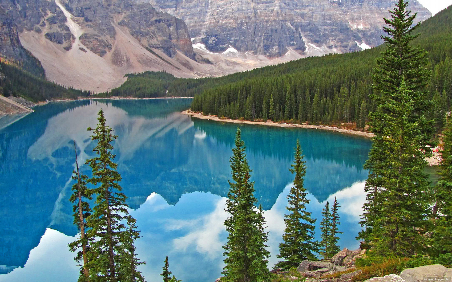 以足球为载体的健康生活理念深入人心,普及全民运动,以足球运动为主题的绘画